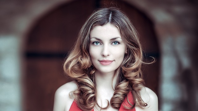 žena