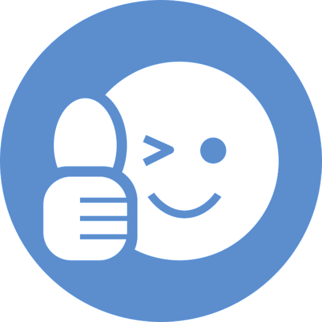 bílý smajlík na modrém pozadí