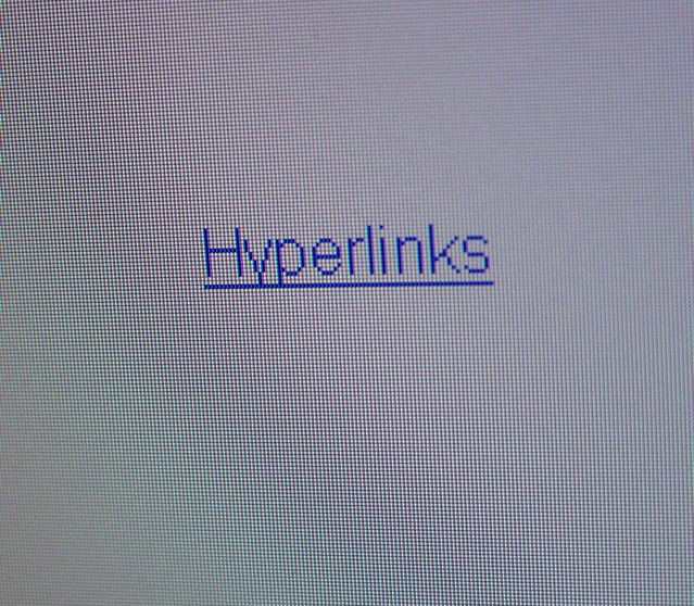 „hyperodkazy“ napsány modrým písmem v textovém editoru