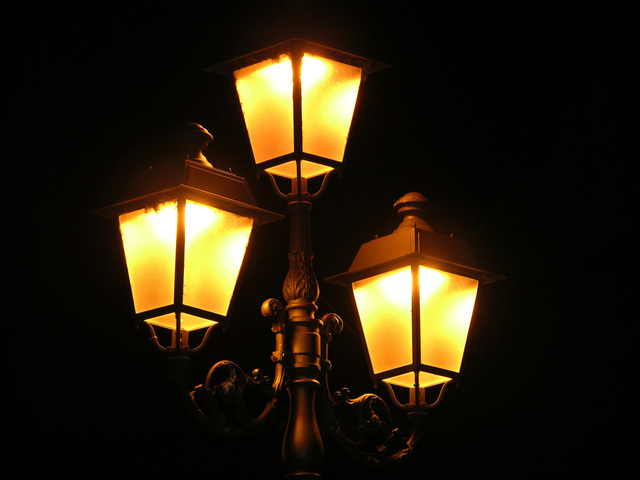 tÅ™i pouliÄnÃ­ lampy s vÃ½bojkami
